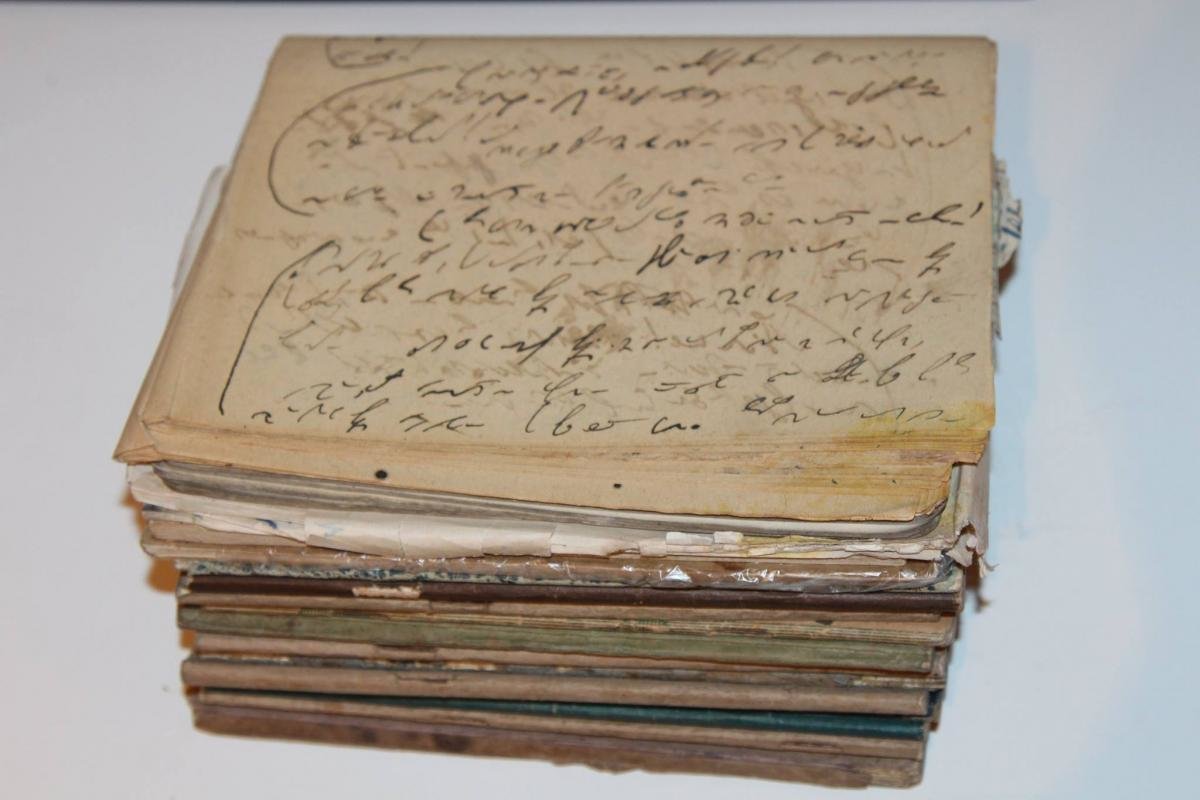Тетрадките са около 20 и са с ръкописни стенограми на Боян Боев.