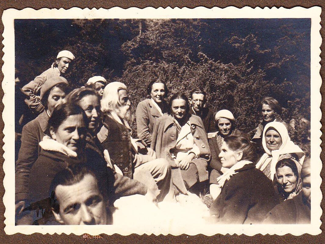 С Учителя на Витоша (27.08.1944 г.) Савка Керемедчиева е също на снимката.