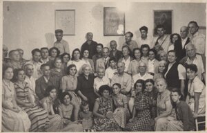 Групова фотография с гости от Франция в братския салон на ул.“Цимерман“20 –1955г.